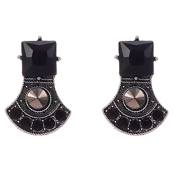 Jewelry - Pendulum shaped Black statement earrings